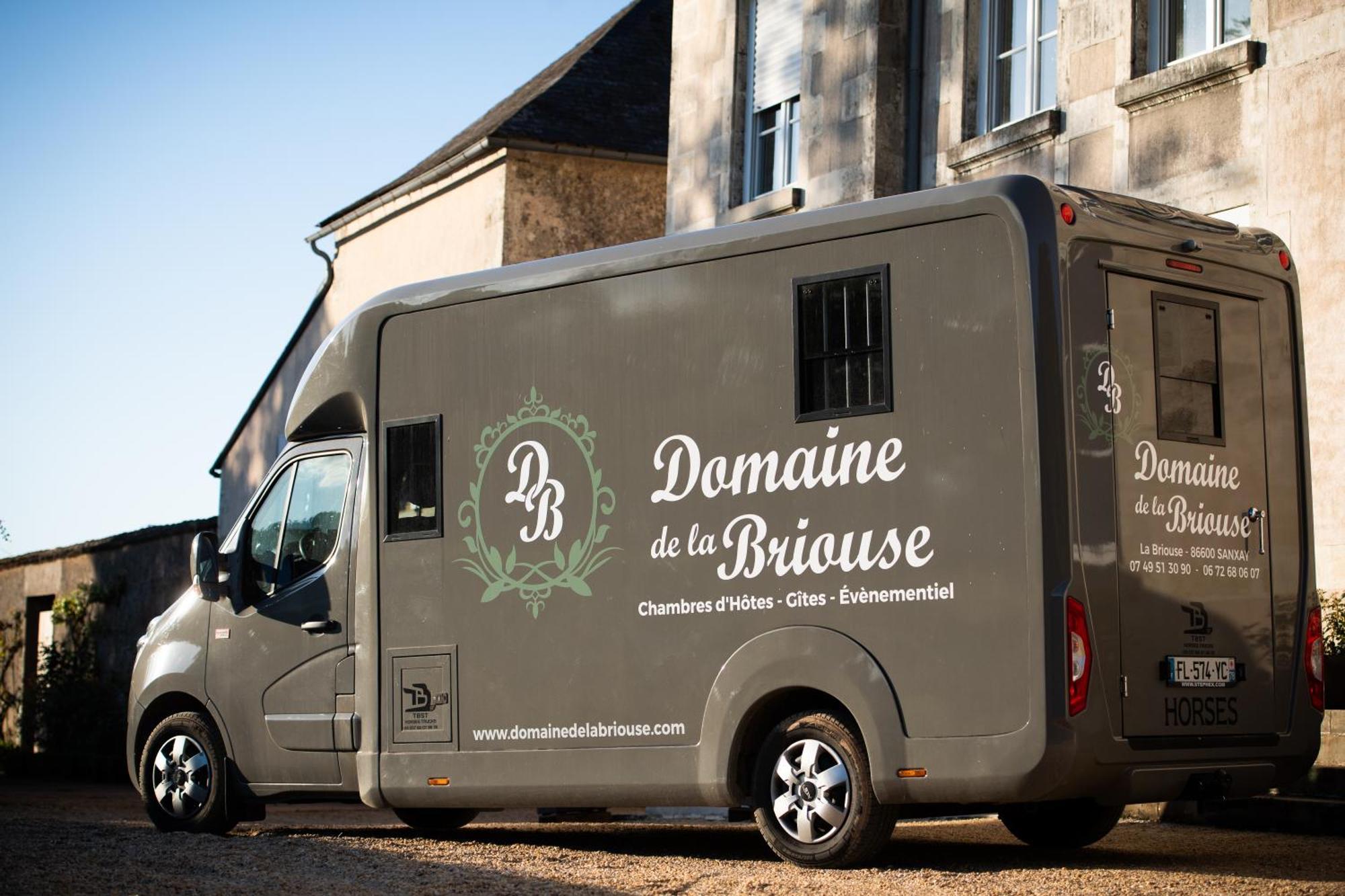 Domaine De La Briouse Bed & Breakfast Sanxay ภายนอก รูปภาพ